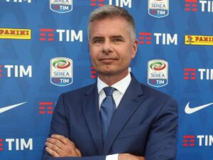 Alberto Brandi sorride ad un evento della Lega Calcio