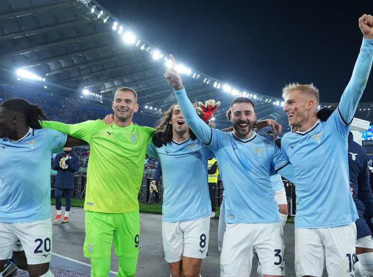 Gila insieme ai compagni di squadra