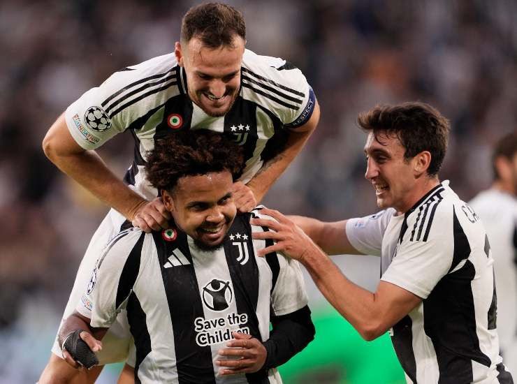 McKennie festeggiato dai compagni