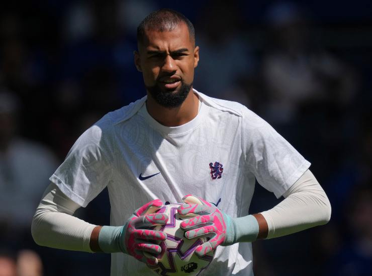 Sanchez con la palla in mano