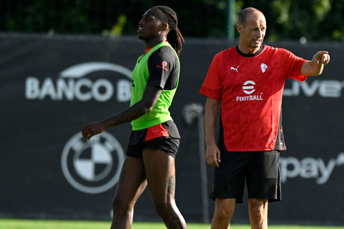 Leao in allenamento a fianco ad Allegri