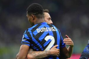 Calhanoglu e Dumfries si abbracciano