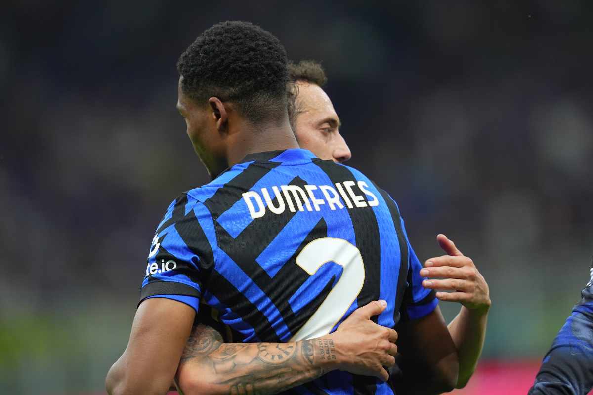 Calhanoglu e Dumfries si abbracciano