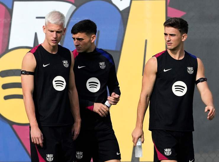 Dani Olmo insieme ai compagni del Barcellona