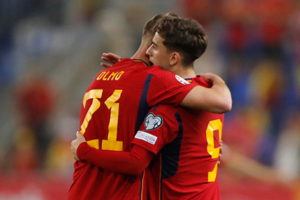 Dani Olmo esulta con Gavi