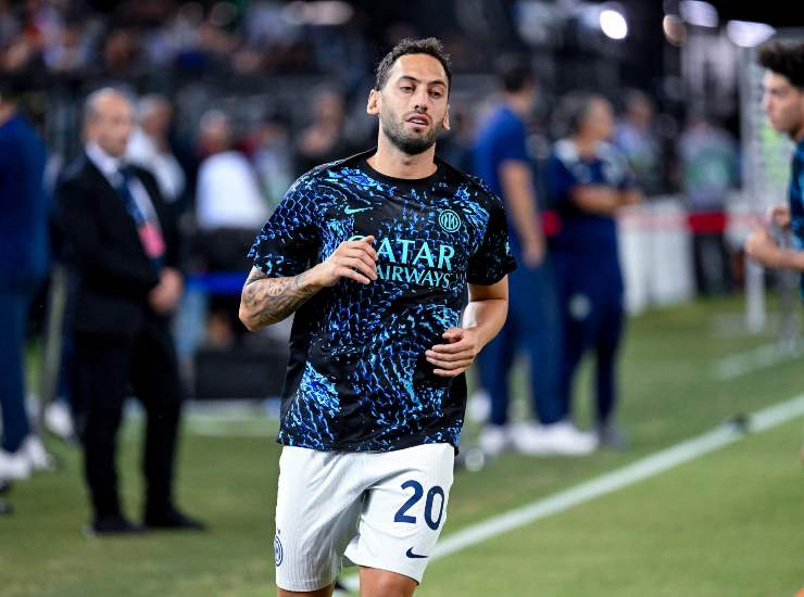 Calhanoglu durante un riscaldamento