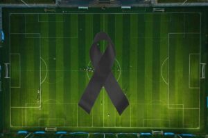 Simbolo lutto sopra a campo di calcio