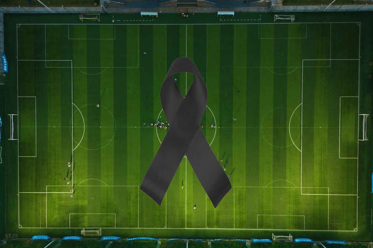 Simbolo lutto sopra a campo di calcio