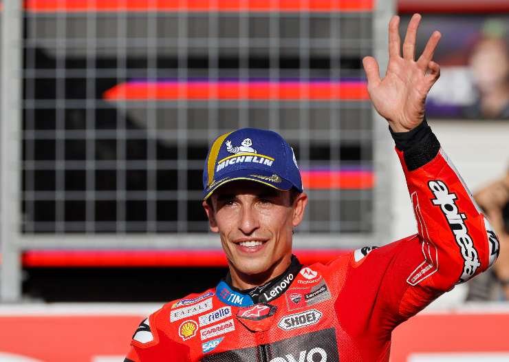 Marquez che saluta il pubblico